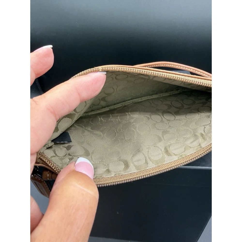 ✨ Coach Tan Leather Wristlet – Pebbled Leather – Gold Hardware – Classic Style ✨